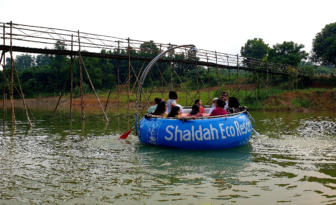 Guests boating on the resort lake